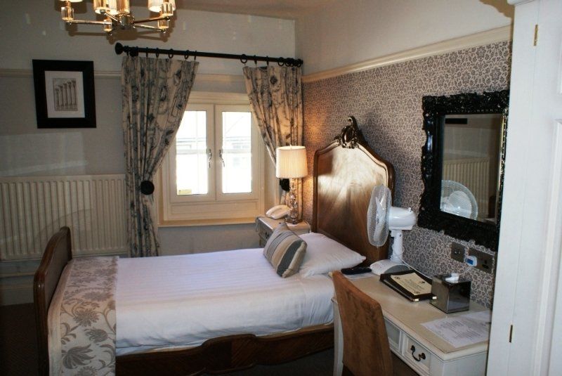 The Royal Oak Hotel, Welshpool, Mid Wales Exterior photo