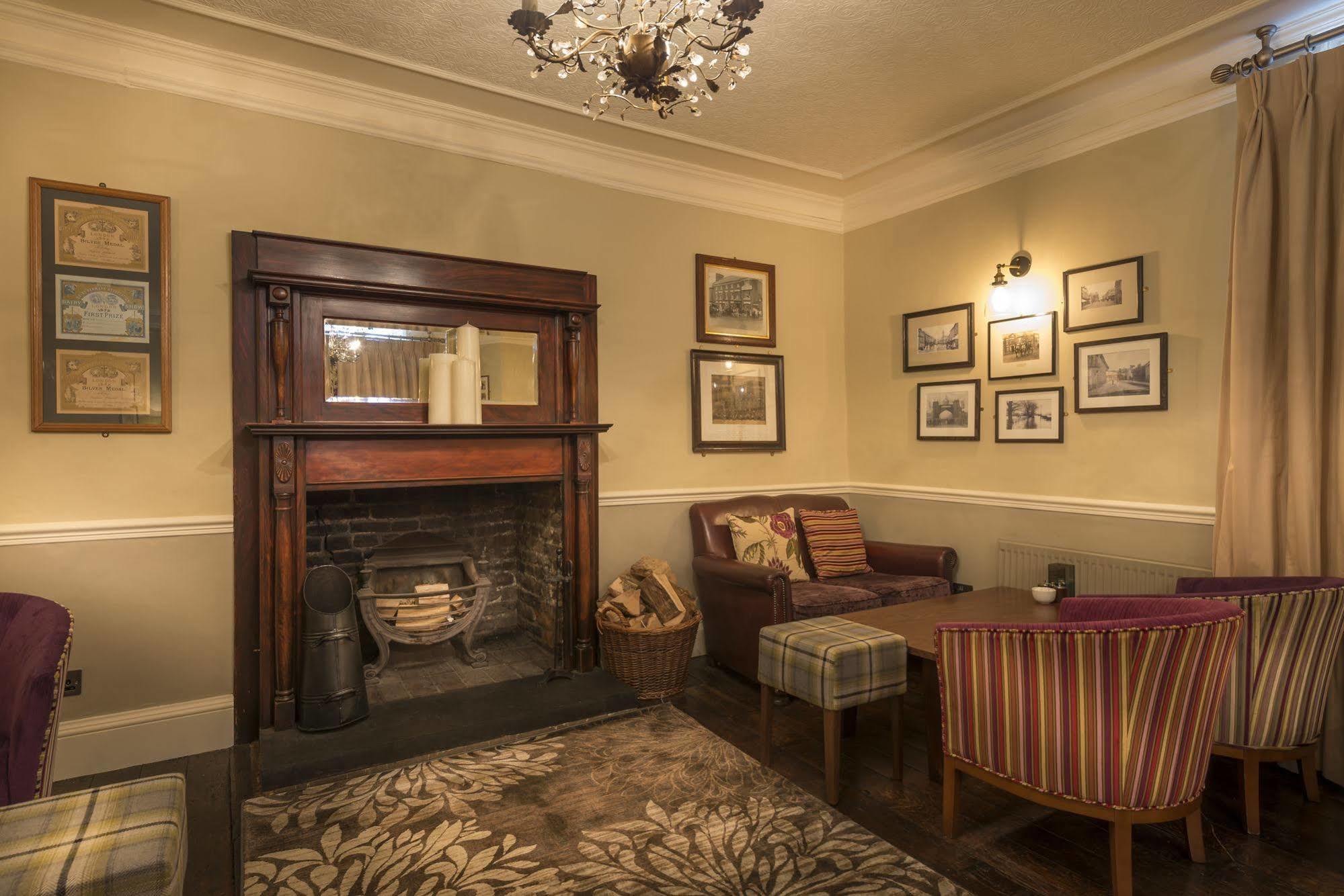 The Royal Oak Hotel, Welshpool, Mid Wales Exterior photo