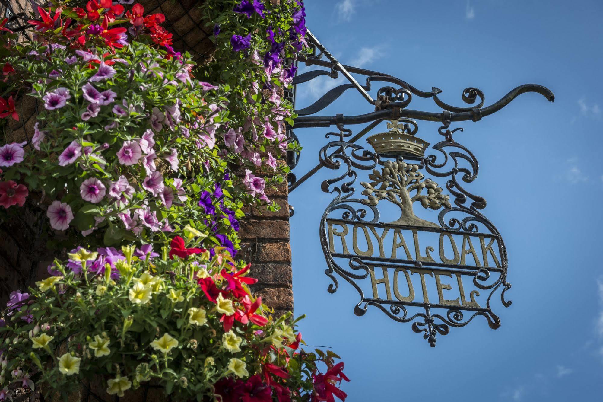The Royal Oak Hotel, Welshpool, Mid Wales Exterior photo