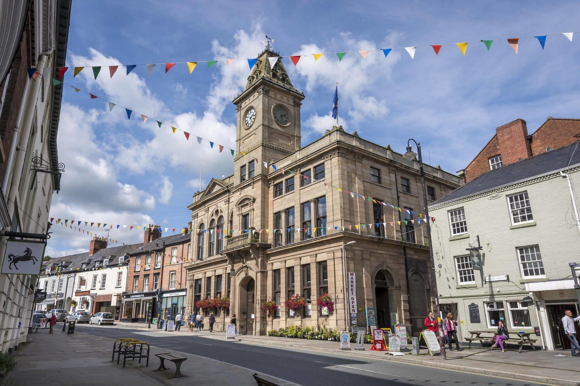 The Royal Oak Hotel, Welshpool, Mid Wales Exterior photo
