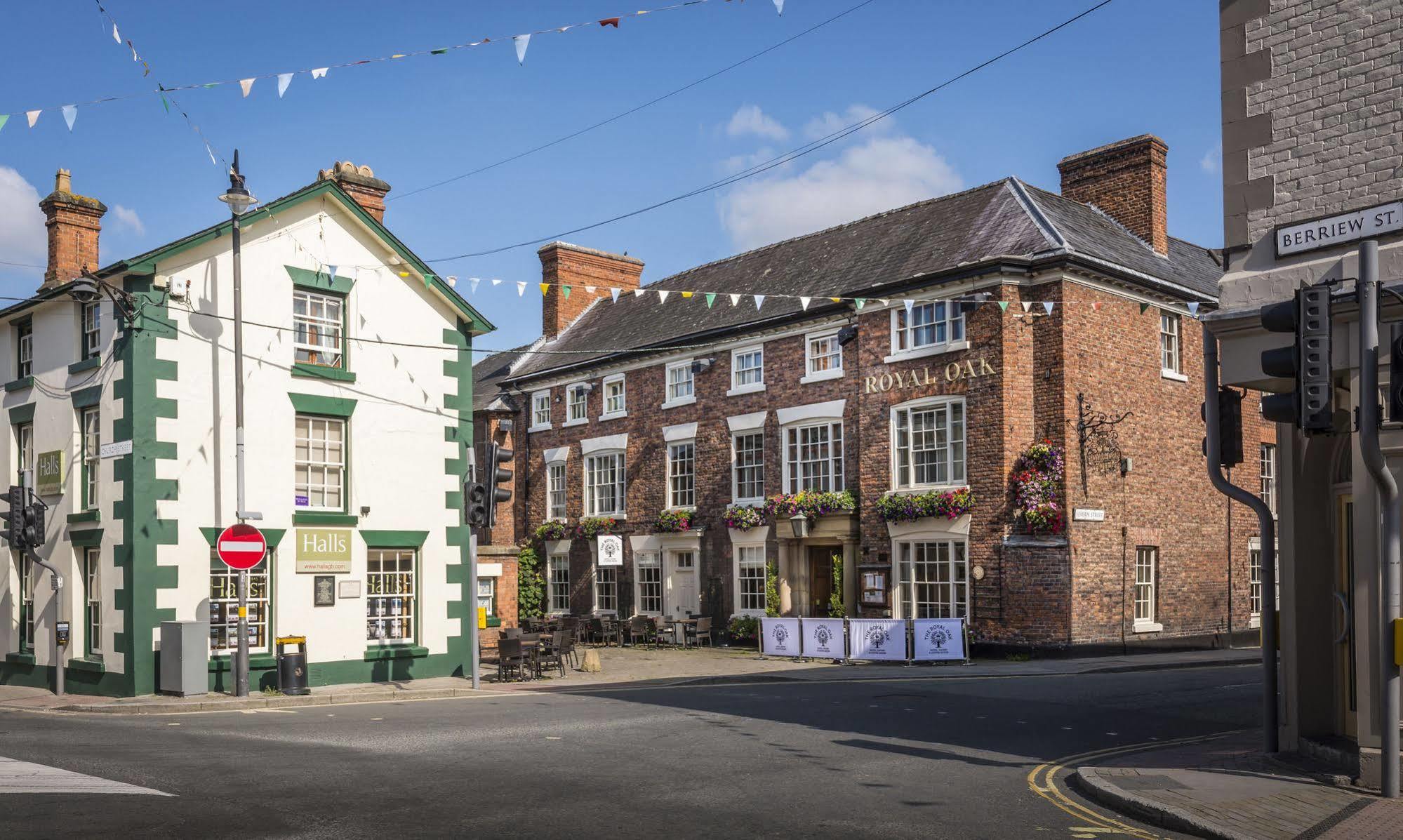 The Royal Oak Hotel, Welshpool, Mid Wales Exterior photo