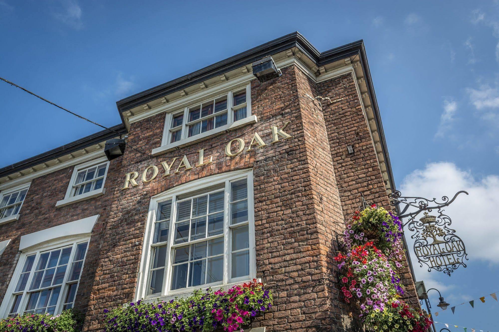 The Royal Oak Hotel, Welshpool, Mid Wales Exterior photo